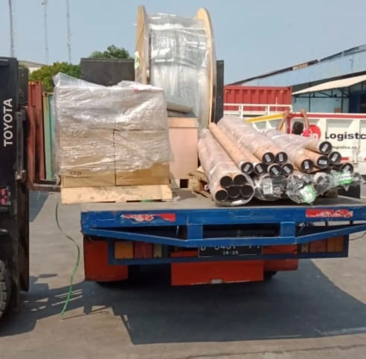 Kargo Kayu & Pipa di Truk Flatbed